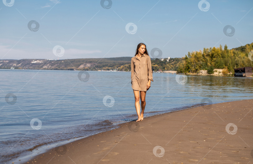 Скачать Портрет молодой красивой брюнетки в полный рост фотосток Ozero