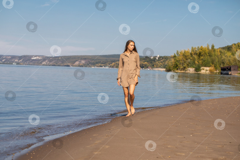 Скачать Портрет молодой красивой брюнетки в полный рост фотосток Ozero