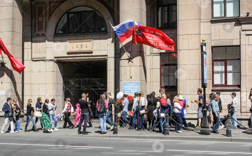 Скачать Люди у мемориальных досок. фотосток Ozero