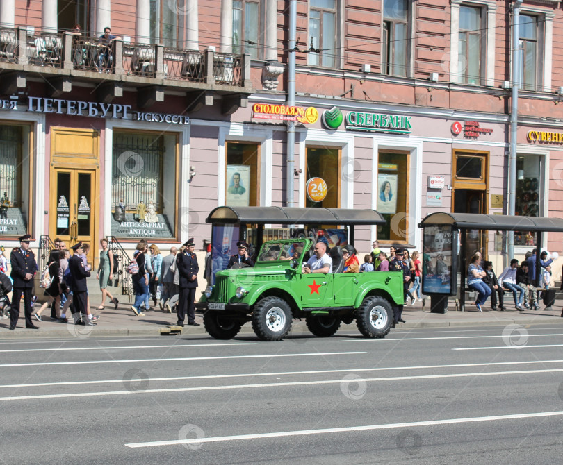 Скачать Зеленый открытый джип. фотосток Ozero