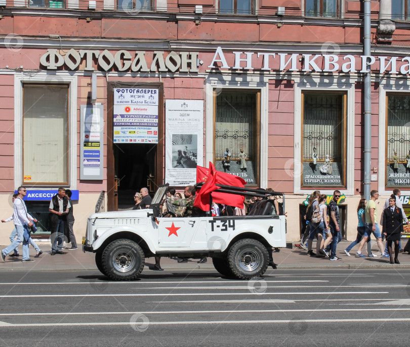 Скачать Уайт открыл дверцу внедорожника. фотосток Ozero