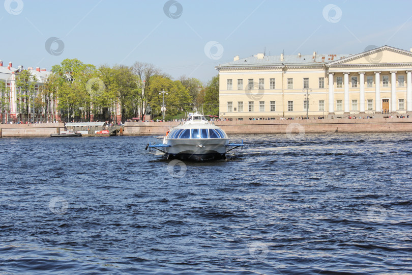 Скачать Экскурсионный катер по реке. фотосток Ozero