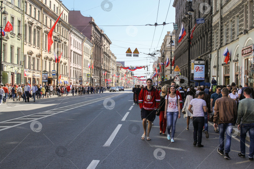 Скачать Люди на праздничном Невском проспекте. фотосток Ozero