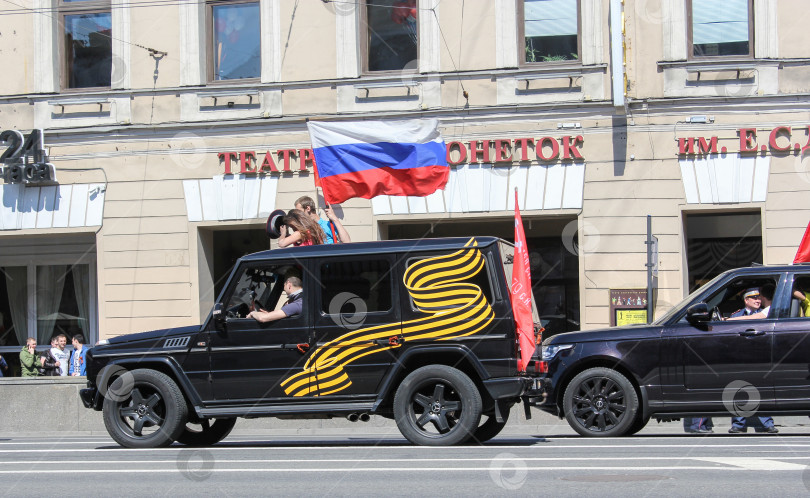 Скачать Черный внедорожник с праздничной символикой. фотосток Ozero