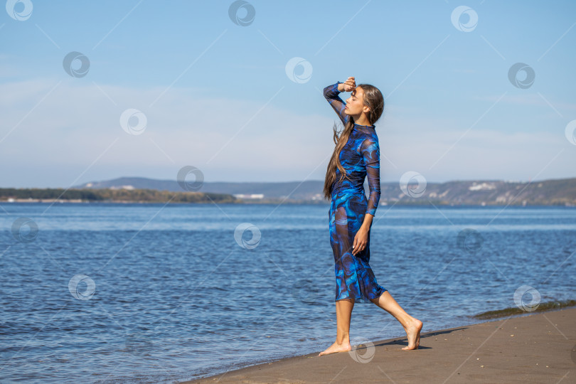 Скачать Портрет молодой красивой брюнетки в полный рост фотосток Ozero