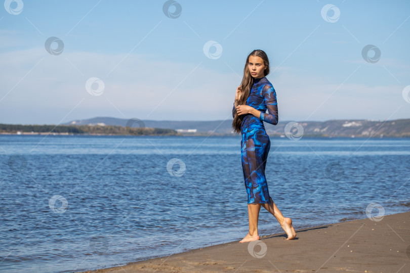 Скачать Портрет молодой красивой брюнетки в полный рост фотосток Ozero