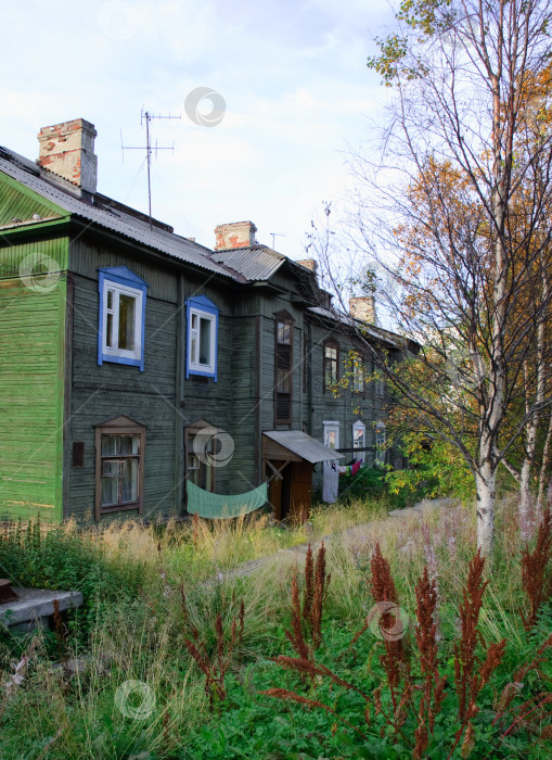 Скачать Старые деревянные дома в городе Мурманске фотосток Ozero