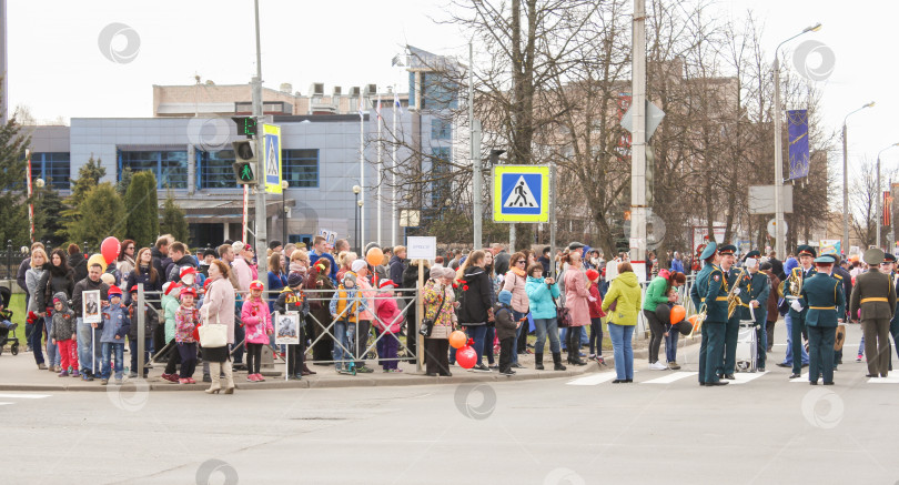 Скачать Толпа людей на тротуаре. фотосток Ozero