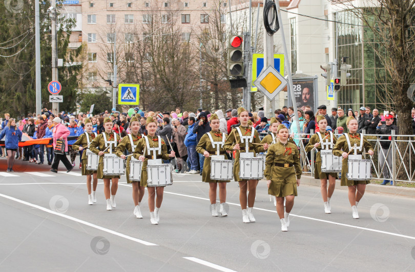 Скачать Группа девушек с барабанами. фотосток Ozero