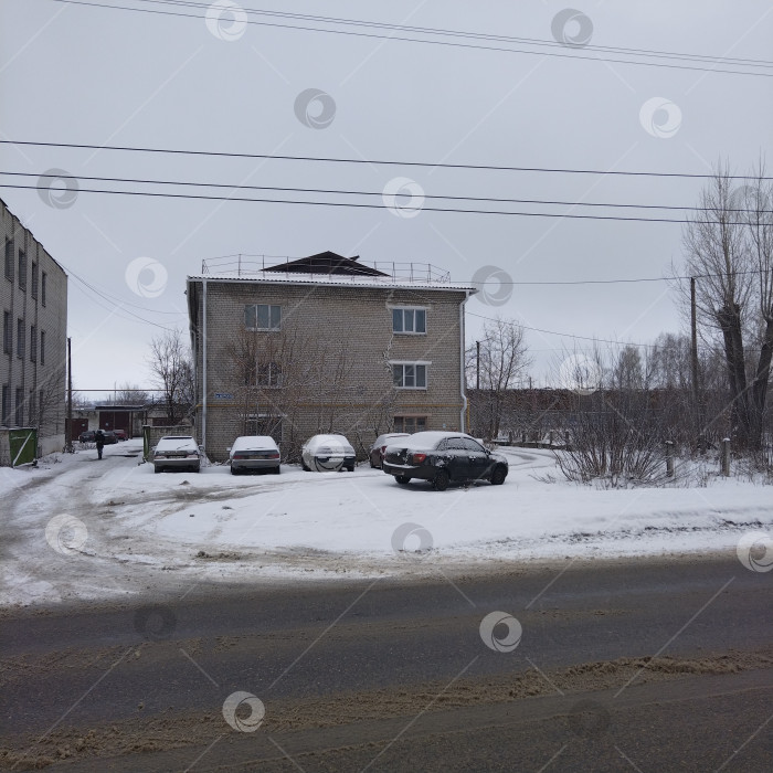 Скачать Трёхэтажный многоквартирный дом. фотосток Ozero