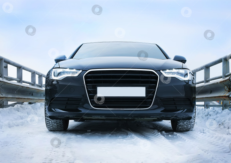 Скачать автомобиль зимой на дороге фотосток Ozero