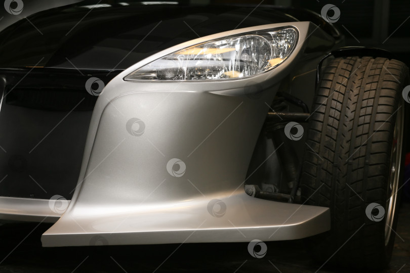Скачать передняя часть спортивного автомобиля крупным планом фотосток Ozero
