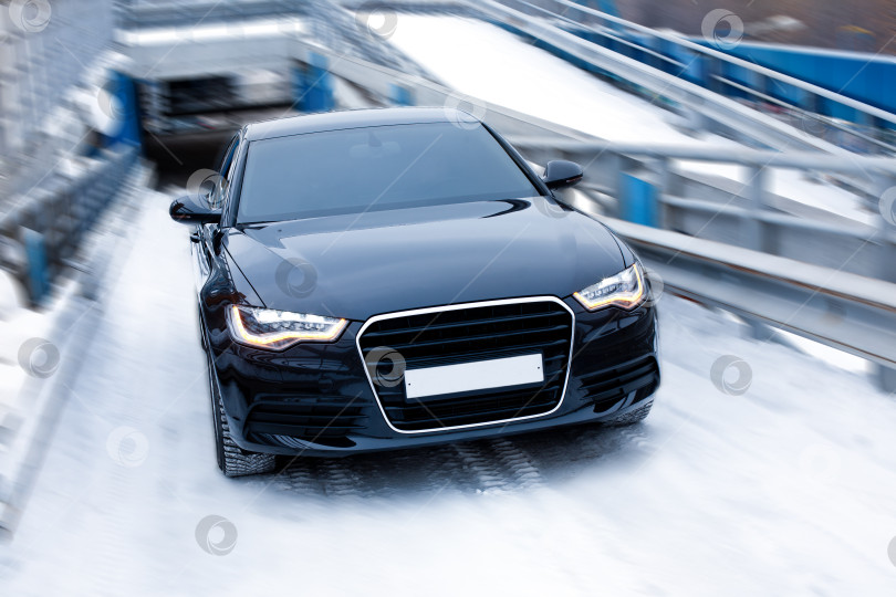 Скачать черный престижный автомобиль на снегу фотосток Ozero