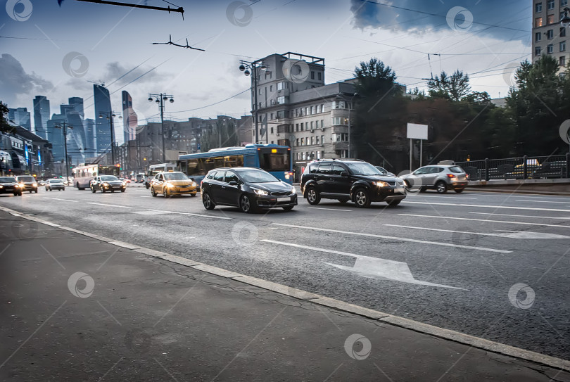 Скачать Дорожное движение на одной из московских улиц фотосток Ozero