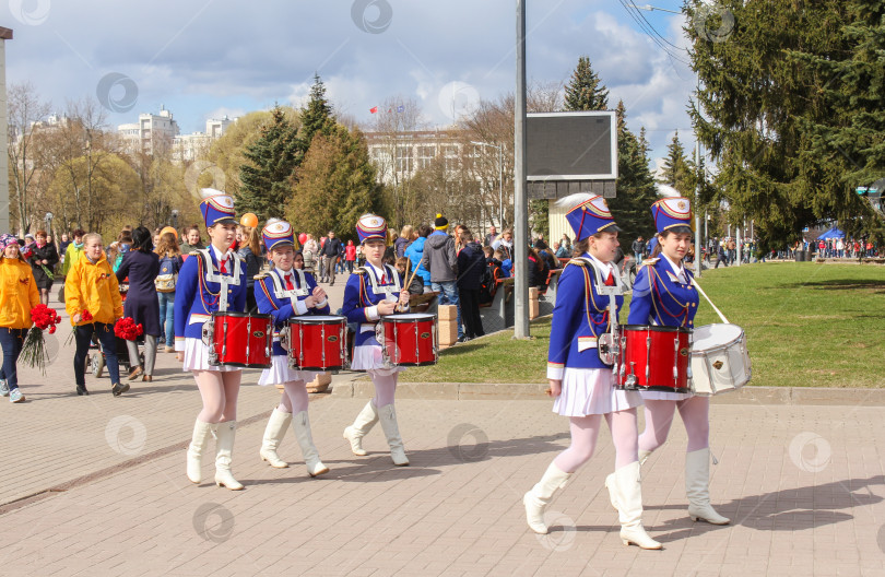 Скачать Группа девушек-барабанщиц в синих костюмах. фотосток Ozero