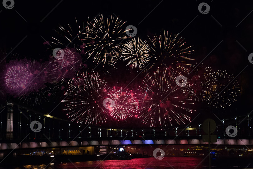 Скачать Праздничный ночной фейерверк в Москве над рекой фотосток Ozero