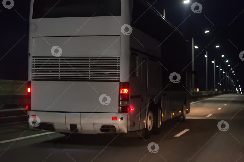 Скачать Автобус Движется По Ночному шоссе фотосток Ozero