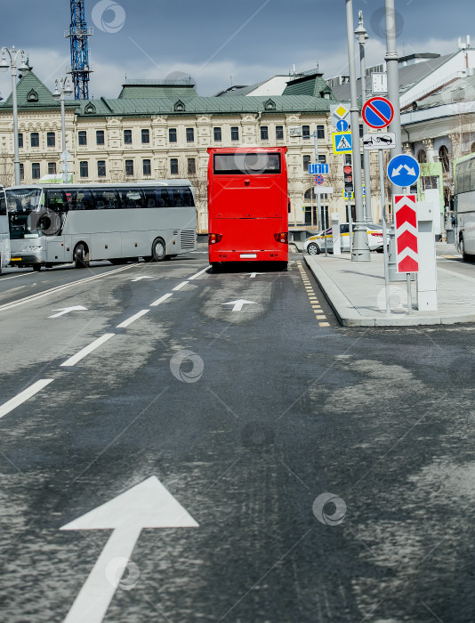 Скачать туристические автобусы в центре города фотосток Ozero