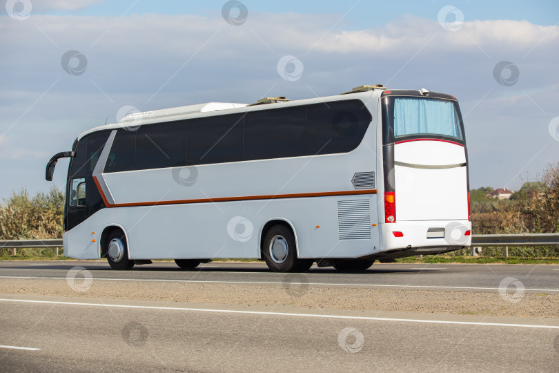 Скачать автобус едет по шоссе фотосток Ozero