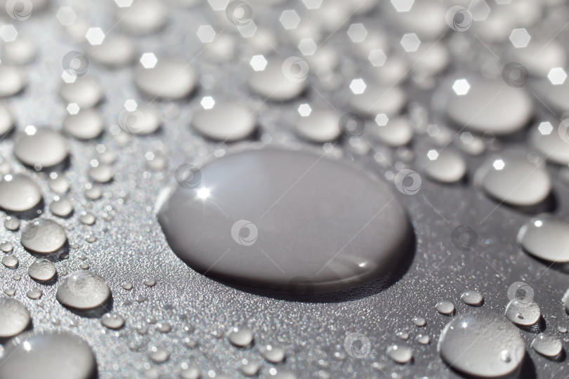 Скачать капли воды на сером фоне фотосток Ozero