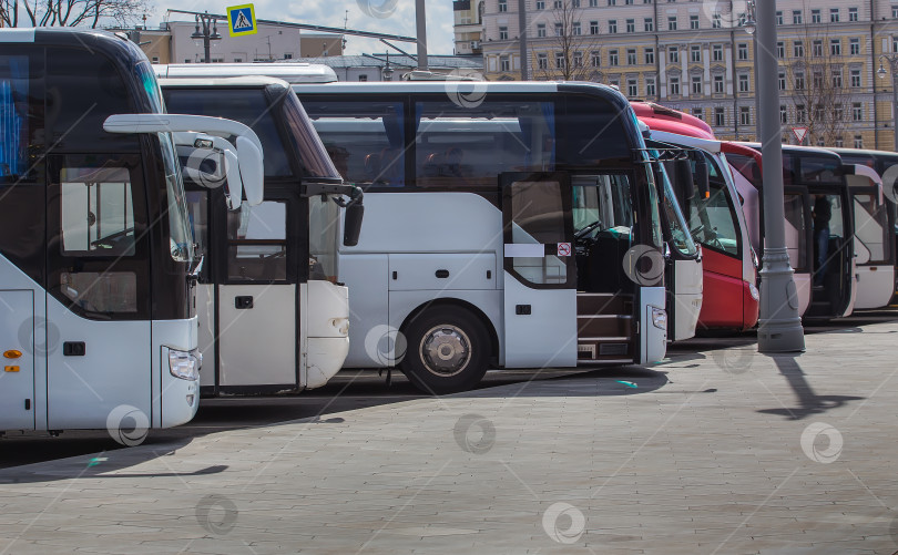 Скачать автобусы на парковке на фоне пасмурного неба фотосток Ozero
