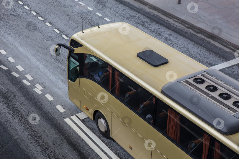 Скачать автобус едет по многополосному шоссе фотосток Ozero