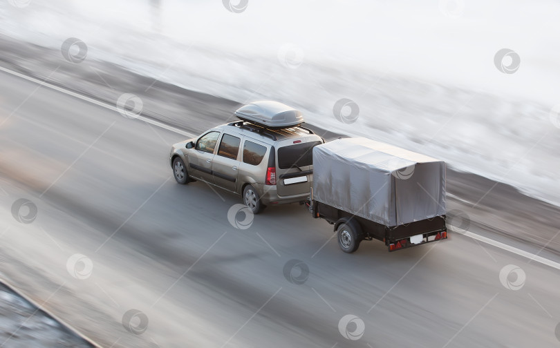Скачать Автомобиль с прицепом едет по зимней дороге фотосток Ozero