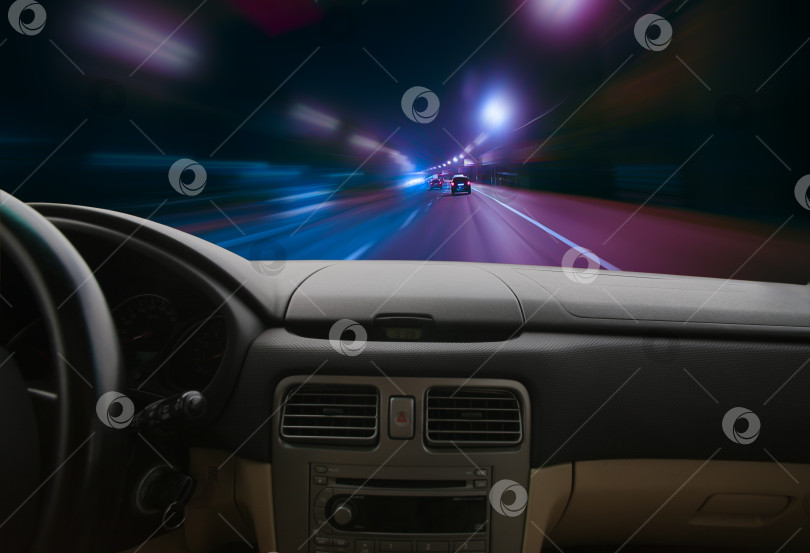 Скачать автомобиль движется по ночному шоссе фотосток Ozero