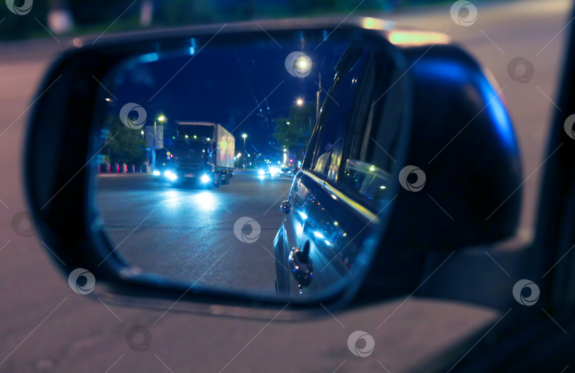 Скачать отражение в боковом зеркале автомобиля фотосток Ozero
