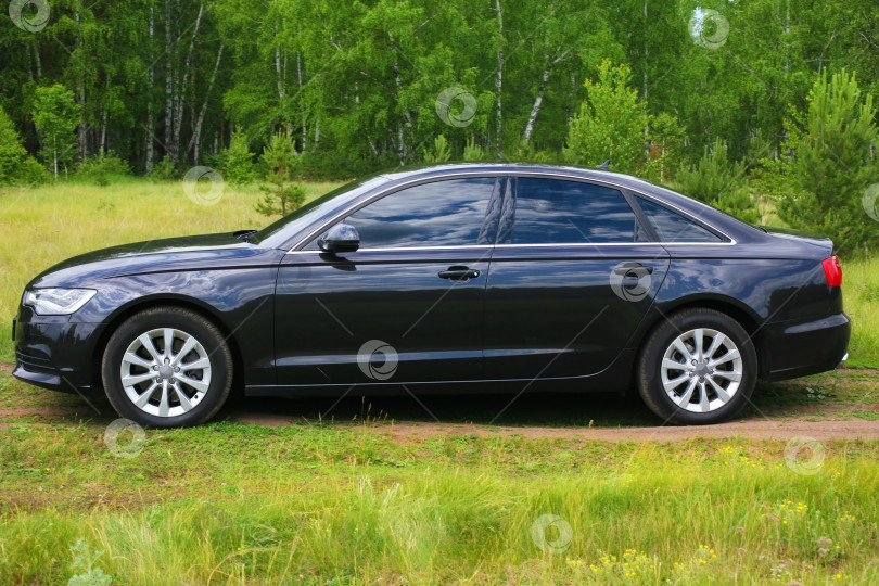 Скачать Роскошный темный автомобиль фотосток Ozero