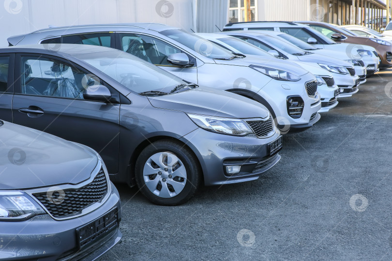 Скачать Автомобили на продажу Ряд складских партий фотосток Ozero