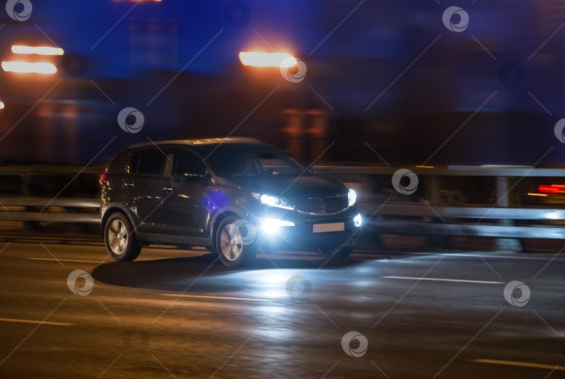 Скачать Внедорожник едет ночью по шоссе фотосток Ozero
