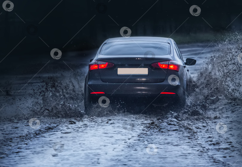 Скачать автомобиль движется по мокрой дороге фотосток Ozero