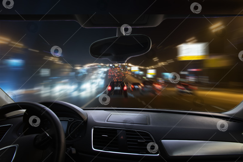 Скачать автомобиль движется по ночному шоссе фотосток Ozero
