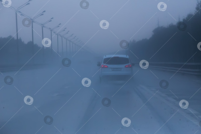 Скачать автомобильное движение на шоссе в дождь фотосток Ozero
