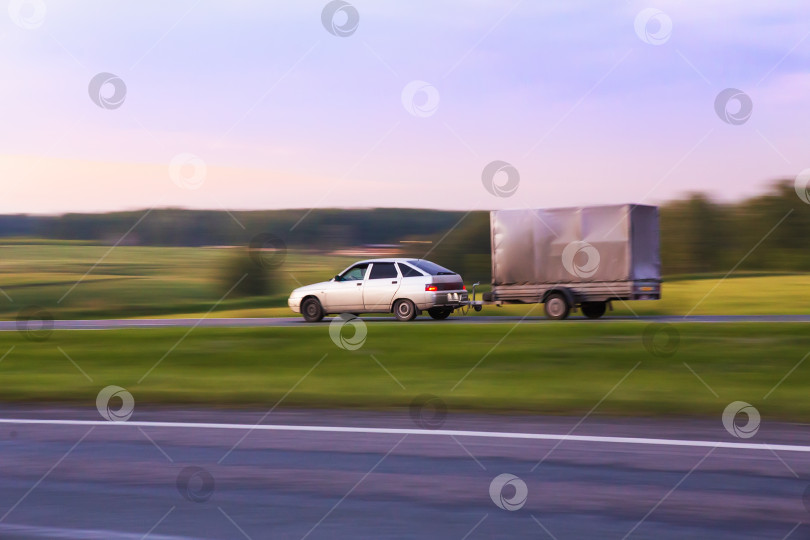Скачать автомобиль с прицепом движется по шоссе фотосток Ozero