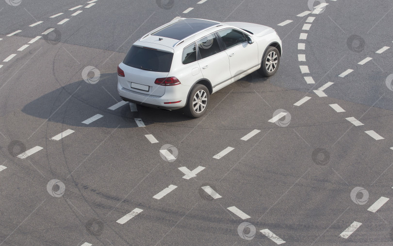 Скачать движение автомобиля по городской улице фотосток Ozero