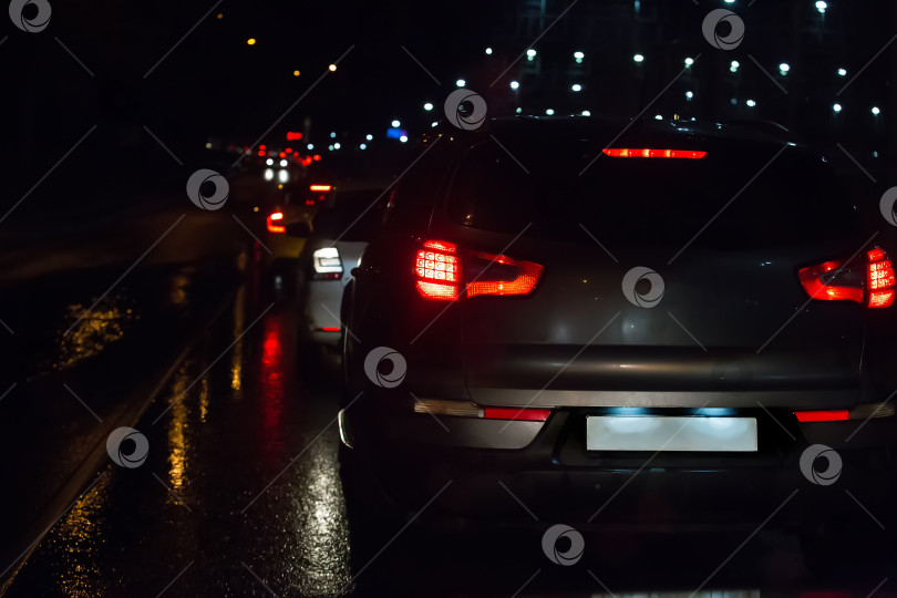 Скачать Движение по мокрой дороге фотосток Ozero