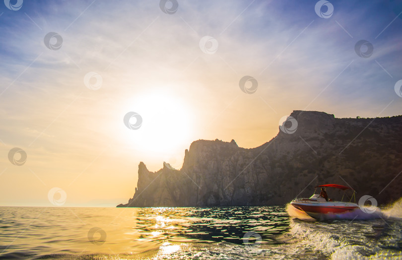 Скачать водитель катера передвигается на лодке по морю фотосток Ozero