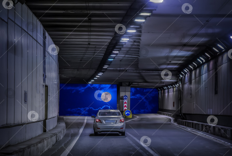 Скачать Луна в ночном небе у выхода из туннеля фотосток Ozero