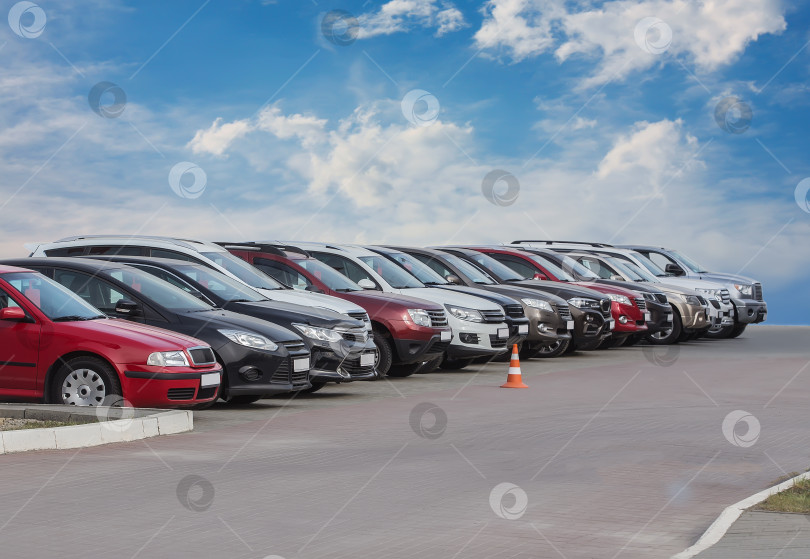 Скачать Автомобили, Выставленные на продажу, Расположены Рядом. фотосток Ozero