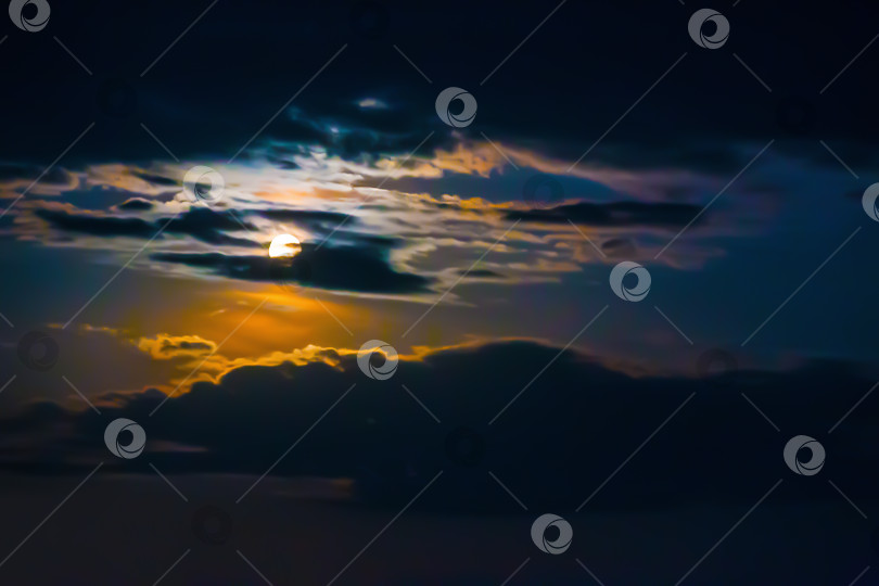 Скачать Ночное небо с луной и облаками. фотосток Ozero