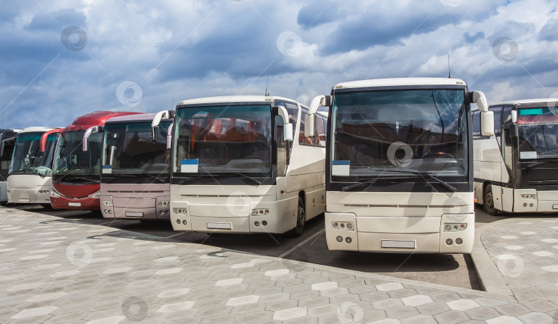 Скачать Туристические автобусы на стоянке фотосток Ozero
