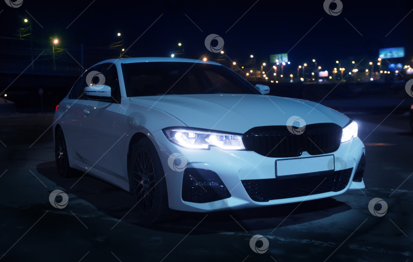 Скачать автомобиль в ночном городе крупным планом фотосток Ozero