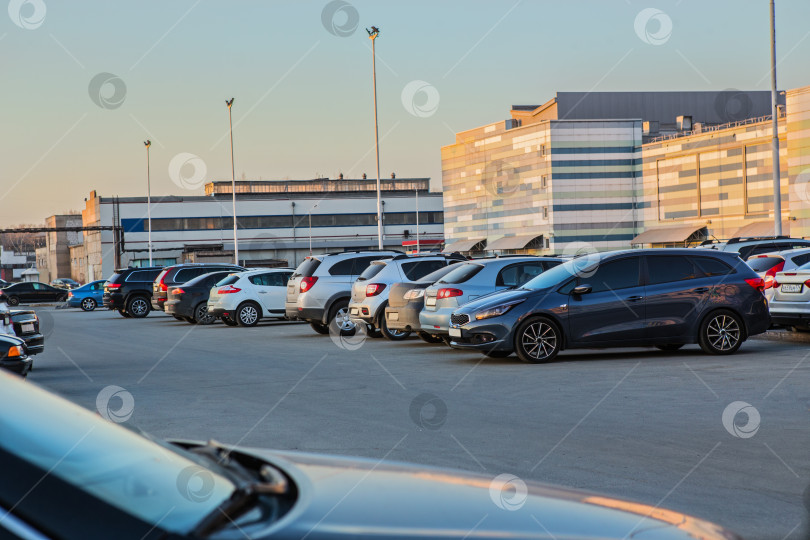 Скачать Автомобили на стоянке у торгового центра фотосток Ozero
