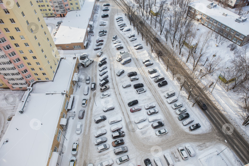Скачать Автомобили на стоянке зимой в городе. фотосток Ozero