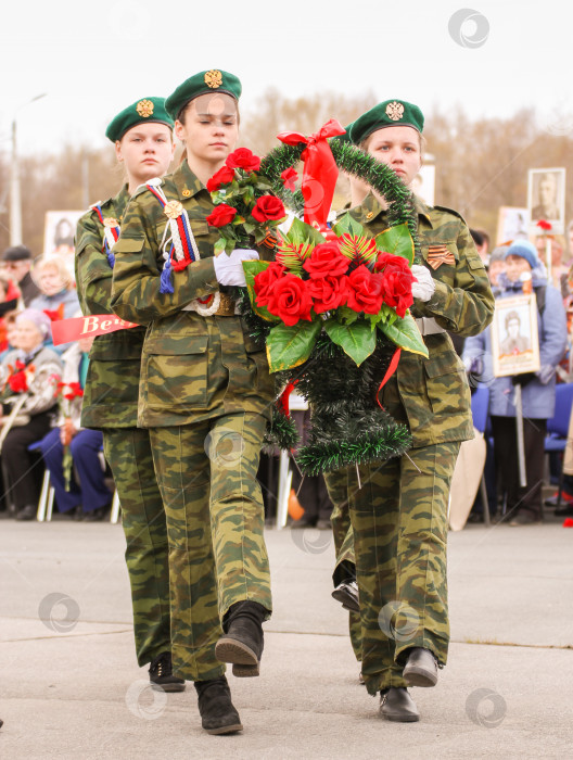 Скачать Группа девушек с венком. фотосток Ozero