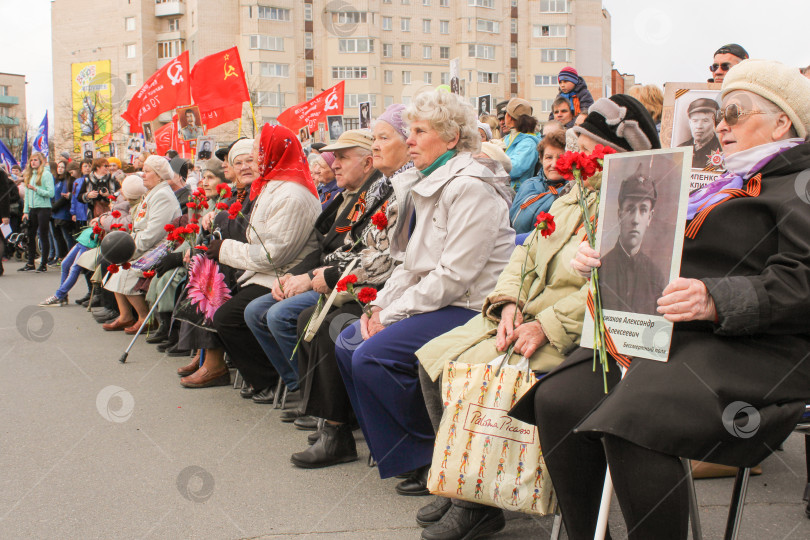 Скачать Пожилые люди на митинге. фотосток Ozero