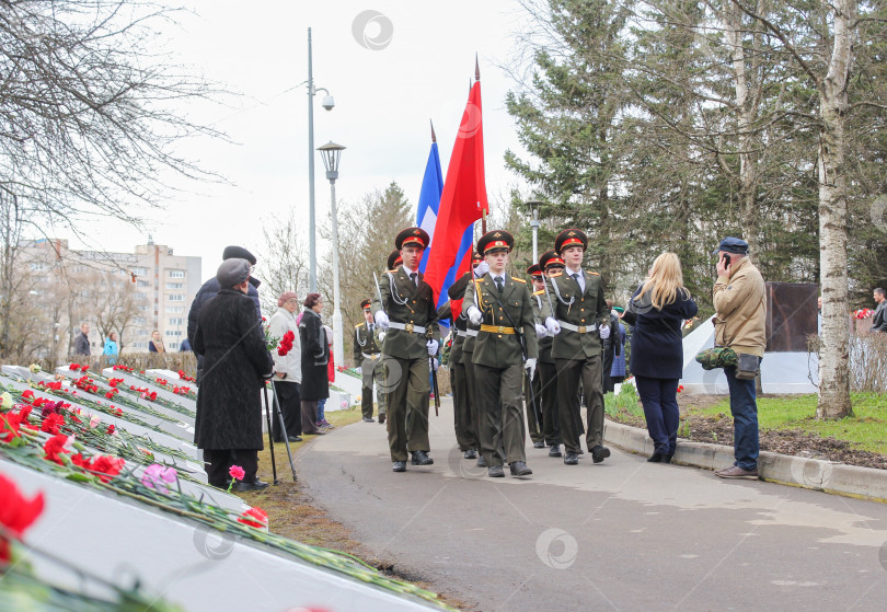 Скачать Стандартная группа марширует мимо памятников. фотосток Ozero