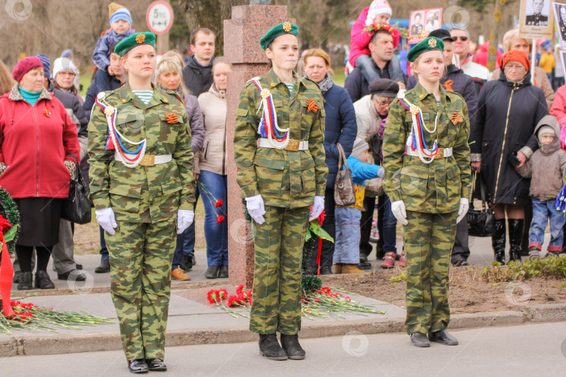 Скачать Группа молодых людей в почетном карауле. фотосток Ozero